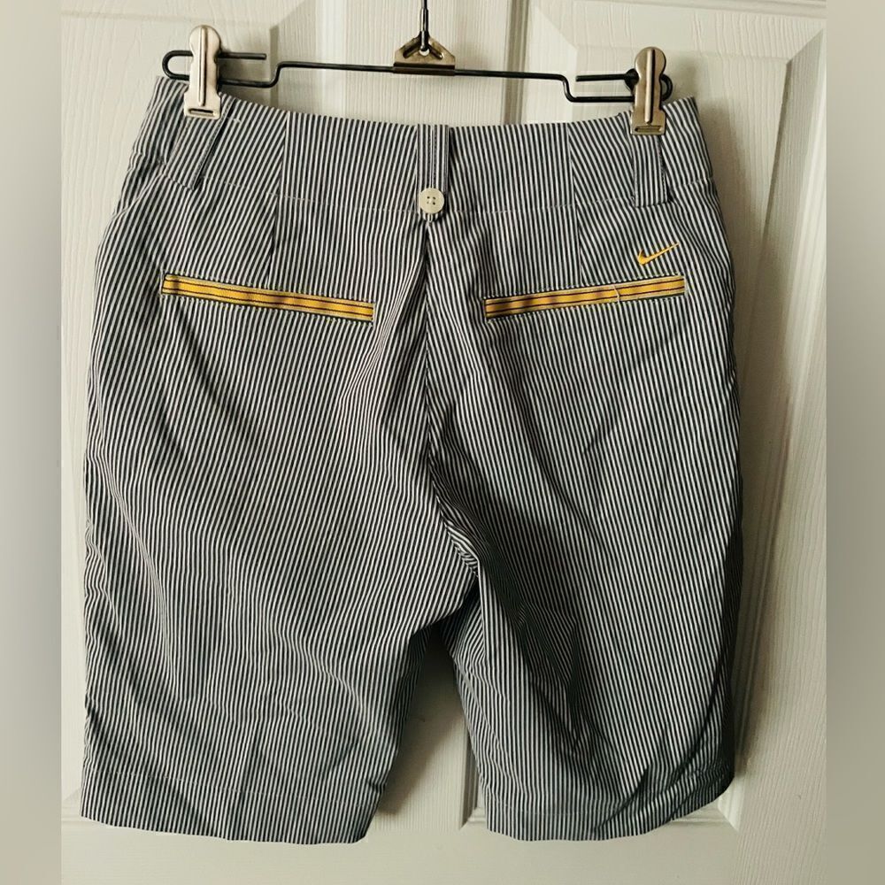 Nike dri fit pinstriped golf shorts w/ yellow accents women’s size 2